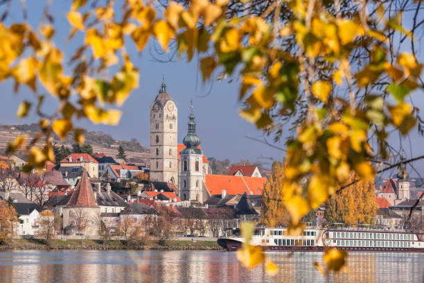 ville de krems avec danube au cours de l’automne à wachau, autriche - danube valley danube river vineyard austria photos et images de collection