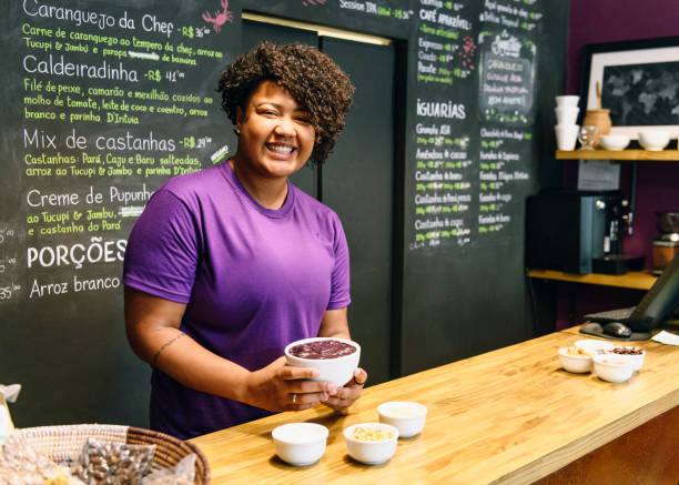 alegre mulher brasileira balcão no açaí café - owner small business restaurant african ethnicity - fotografias e filmes do acervo
