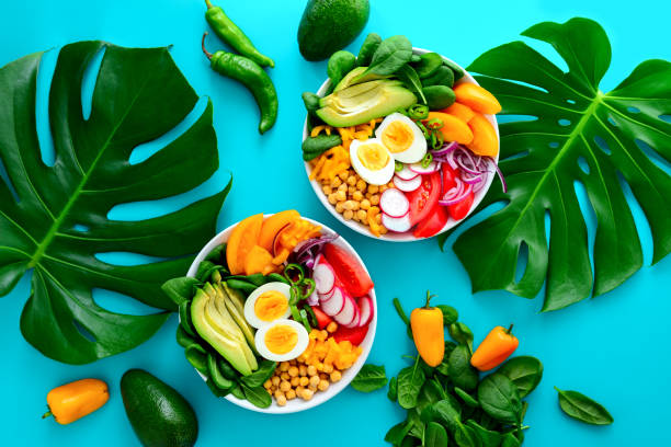 salada de tigela de buda servida em folhas de monstera - over easy - fotografias e filmes do acervo