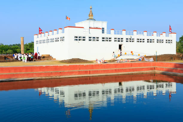 lumbini, no nepal - local de nascimento de buda sidarta gautama - asia buddha buddhism carving - fotografias e filmes do acervo