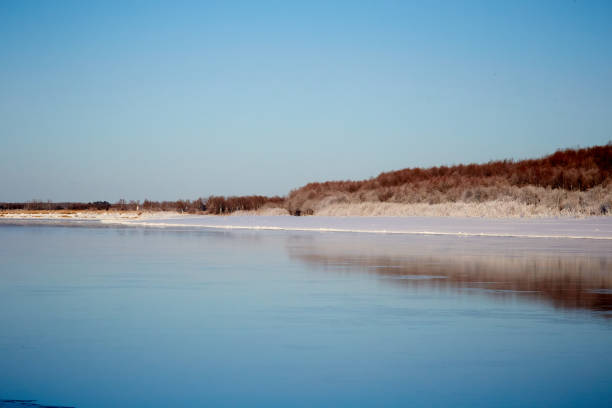 秋の川岸に雪します。 - irtysh river ストックフォトと画像