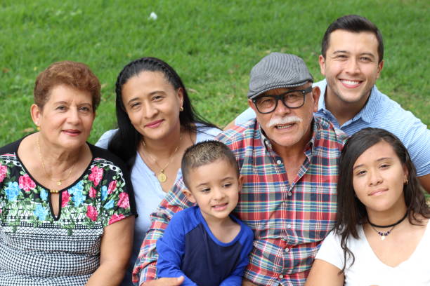 sincera de verdadera familia junto - chilean ethnicity fotografías e imágenes de stock