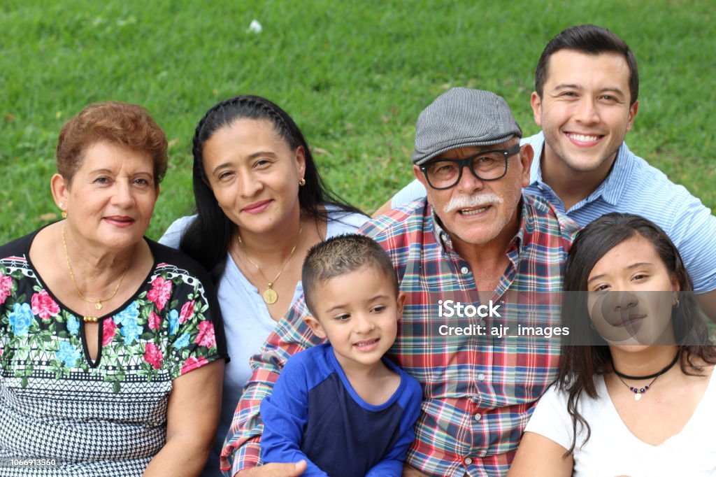 Candid de vraie famille ensemble - Photo de Famille libre de droits