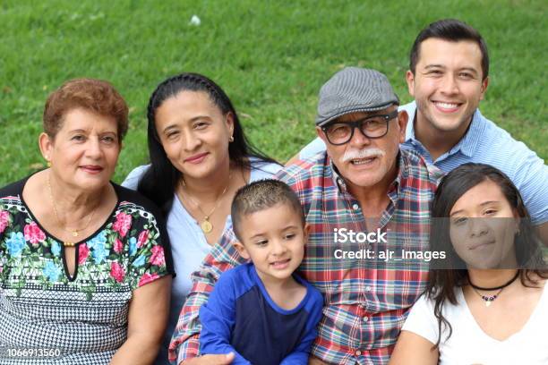 Photo libre de droit de Candid De Vraie Famille Ensemble banque d'images et plus d'images libres de droit de Famille - Famille, Latino-américain, Mexicain