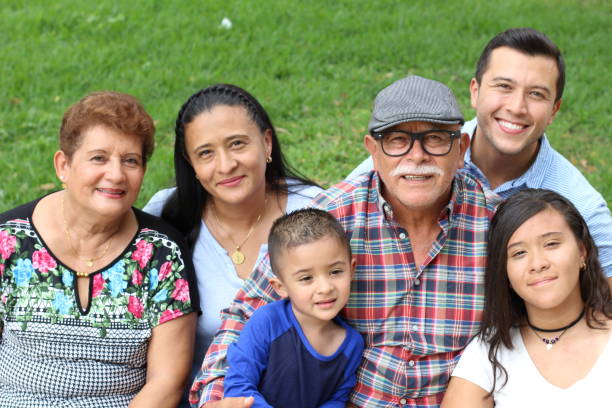 familia hispana en el parque - puertorriqueño fotografías e imágenes de stock