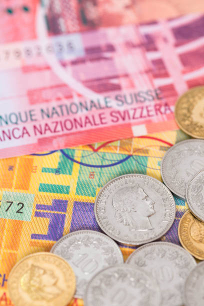 suisse argent swiss franc billets et pièces en gros plan (mise au point sur la pièce) - swiss currency swiss coin switzerland coin photos et images de collection