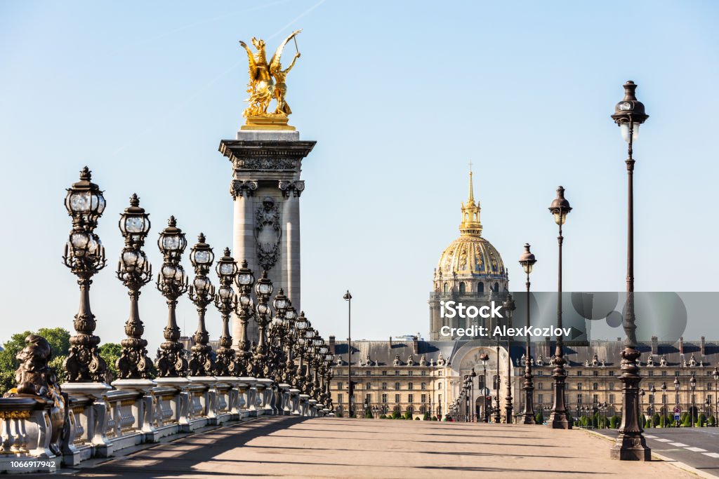 ホテル デ ザンヴァリッドにポン アレクサンドル三世橋パリフランス アレクサンドル3世橋のストックフォトや画像を多数ご用意