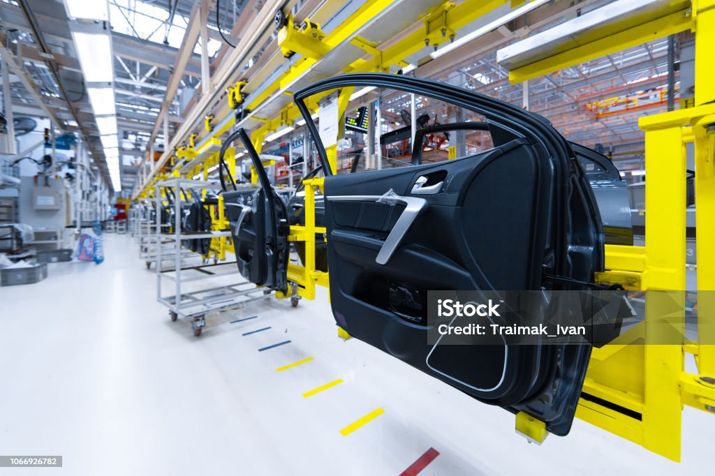 Preparación para la instalación de parte del cuerpo en la fábrica de automóviles. puerta de coche de línea de producción - Foto de stock de Transporte libre de derechos