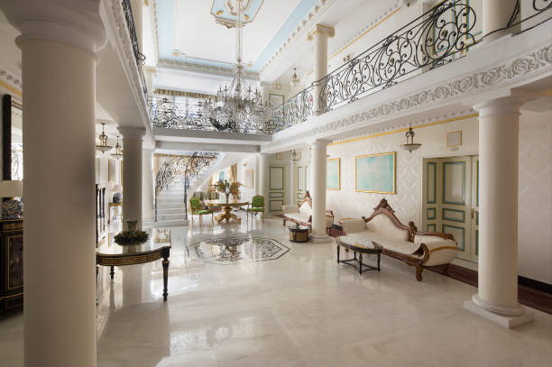 interni lobby di lusso - staircase indoors wrought iron mansion foto e immagini stock