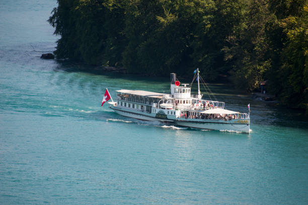 barco de passageiros no lago de thun, visto da torre do castelo de spiez, suíça - thun lake thun pier ship - fotografias e filmes do acervo