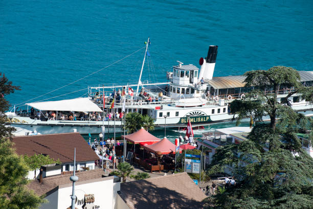 barco de passageiros no lago de thun, visto da torre do castelo de spiez, suíça - thun lake thun pier ship - fotografias e filmes do acervo