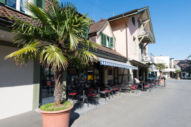 restauracja w malowniczej miejscowości spiez, szwajcaria - jungfrau region zdjęcia i obrazy z banku zdjęć