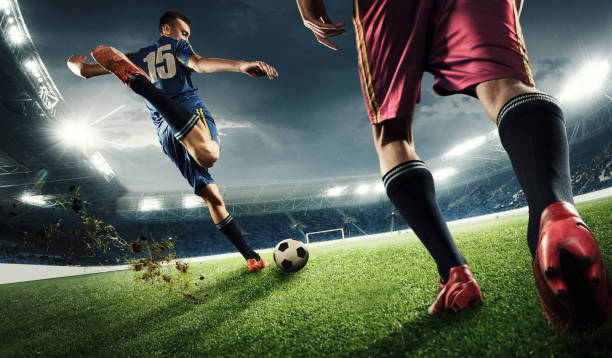 dwóch mężczyzn gra w piłkę nożną i konkurują ze sobą - soccer player zdjęcia i obrazy z banku zdjęć