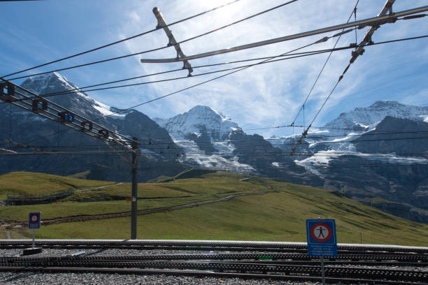 벤 겐 기차역, 스위스에서에서 본 산 - jungfrau bahn 뉴스 사진 이미지