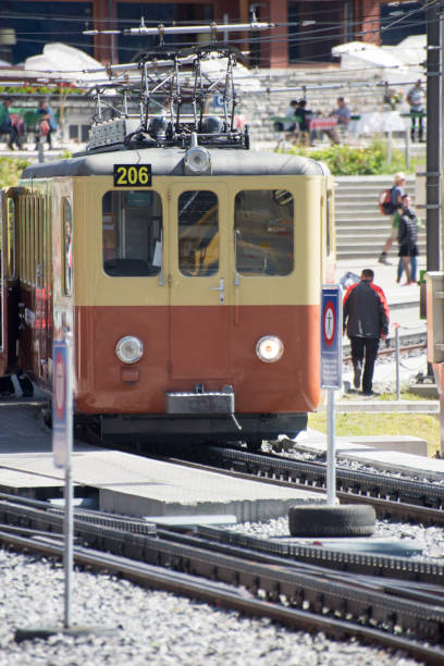 trem de roda dentada, entrando na estação de trem de wengen, suíça - jungfrau bahn - fotografias e filmes do acervo