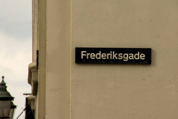 코펜하겐, 덴마크에서 건물에 frederiksgade 금속 간판 - denmark street street light design 뉴스 사진 이미지