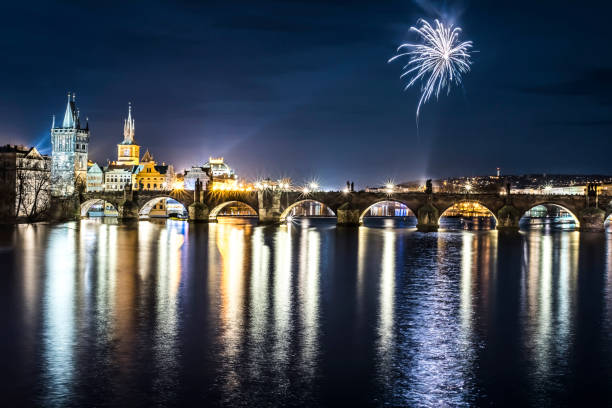 incredibile panorama notturno del ponte carlo a praga la notte di capodanno. illuminazione notturna a praga e fuoco d'artificio nel cielo. natale e capodanno a praga. notte di capodanno a praga. - charles bridge foto e immagini stock