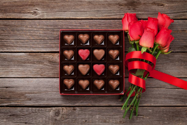 rosas vermelhas e chocolates - valentines candy - fotografias e filmes do acervo