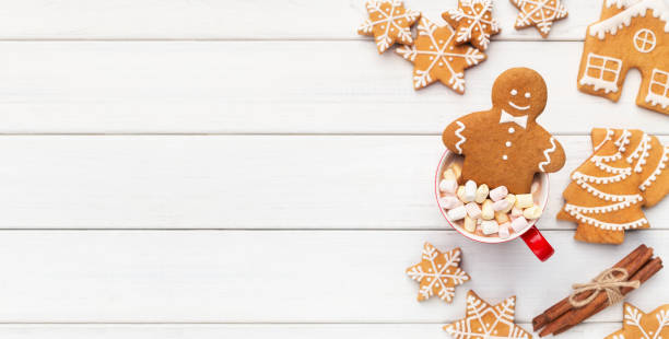 pão de natal em copo de chocolate no fundo branco - holiday cookies - fotografias e filmes do acervo