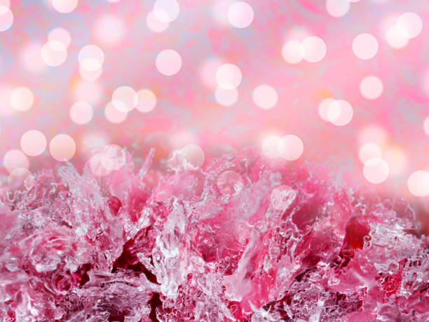 sfondo invernale astratto. formazioni di cristallo di ghiaccio rosa con bokeh, primo piano - frost ice crystal winter macro foto e immagini stock