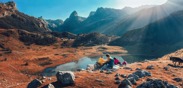 opinión del panorama en el grupo de excursionistas con vista sobre el lago de la montaña. - cross autumn sky beauty in nature fotografías e imágenes de stock