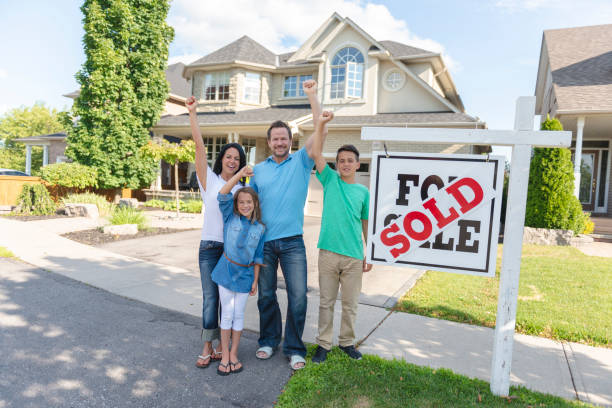 istock Family poses outside a recently sold house 1066965592