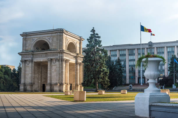 el triunfo arquitecto famoso lugar en la ciudad de chisinau, moldavia. - moldavia fotografías e imágenes de stock