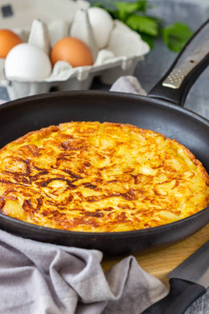 autentica frittata tradizionale spagnola - tortilla spagnola foto e immagini stock