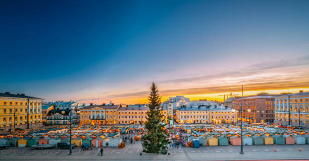 helsinki, finnland. weihnachten weihnachtsmarkt mit weihnachtsbaum am senatsplatz im sonnenuntergang sonnenaufgang abend illuminationen - christmas sunset house residential structure stock-fotos und bilder