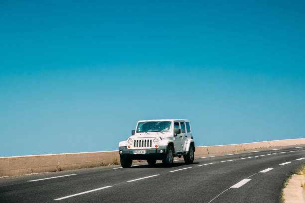 коллиур, франция. jeep wrangler (jk) ездит по горной дороге. третье поколение внедорожника jeep wrangler. wrangler производится jeep с 1986 года - jeep wrangler стоковые фото и изображения
