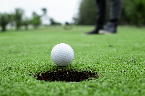 Golfer Putting Golfball Annäherung An Das Golfloch Auf Dem Grünen Golfr ...