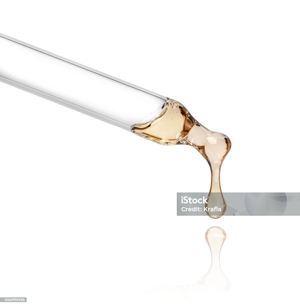 Chute de pipette de cosmétique bouchent, isolé sur fond blanc - Photo de Goutte - État liquide libre de droits