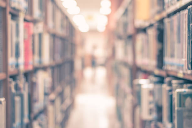 desenfoque de la biblioteca o sala de estudio con estanterías para fondo de educación - biblioteca fotografías e imágenes de stock