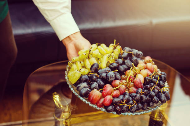 kelner kładąc tacę owoców na stole na weselu - food and drink industry food service occupation buffet wedding zdjęcia i obrazy z banku zdjęć