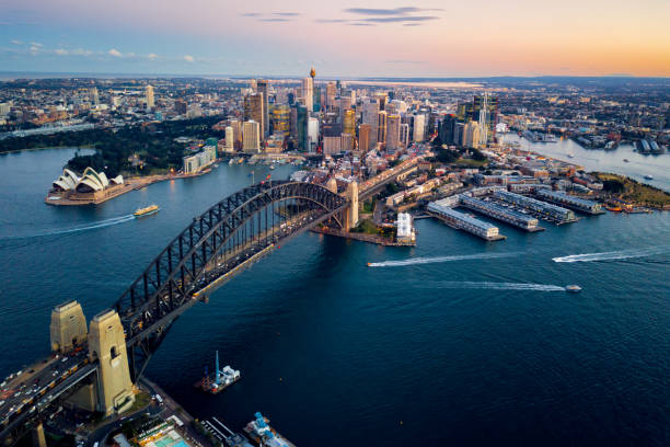 sydney harbour bridge - coastal city fotografías e imágenes de stock