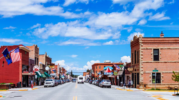 città americana - red lodge, montana - segnale che indica il centro foto e immagini stock