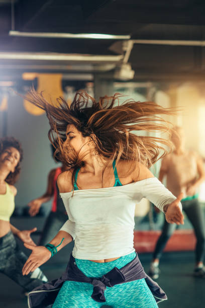 танцевальный фитнес - women sweat healthy lifestyle exercising стоковые фото и изображения