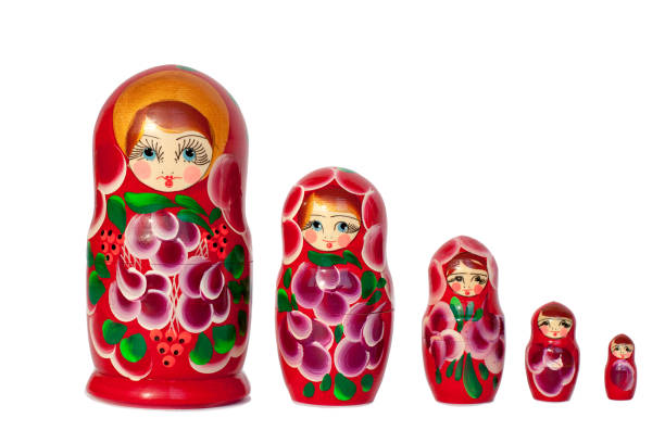 matroschka russische puppe souvenir in gruppe leuchtend rot auf weißem hintergrund isoliert closeup - russian nesting doll small group of objects wood doll stock-fotos und bilder