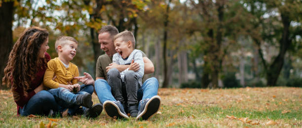 familienzeit am stadtpark - family four people smiling autumn stock-fotos und bilder