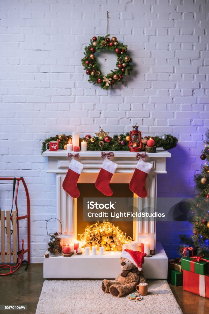 Dekorasi Natal Perapian Perapian Dengan Dekorasi Natal Di Dekat Pohon Natal Dengan Hadiah Foto Stok - Unduh Gambar Sekarang - iStock