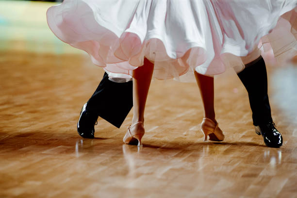 足は、競争力のある社交ダンスのダンサーの男女をパートナーします。 - waltzing ストックフォトと画像