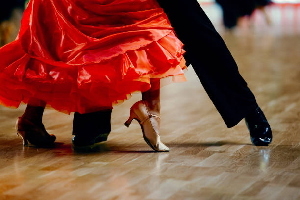 ダンス スポーツ カップル赤いドレス黒訴訟尾 - latin music ストックフォトと画像