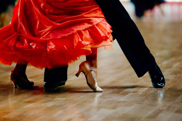 dançar a cauda de terno preto esportes casal vestido vermelho - waltzing - fotografias e filmes do acervo