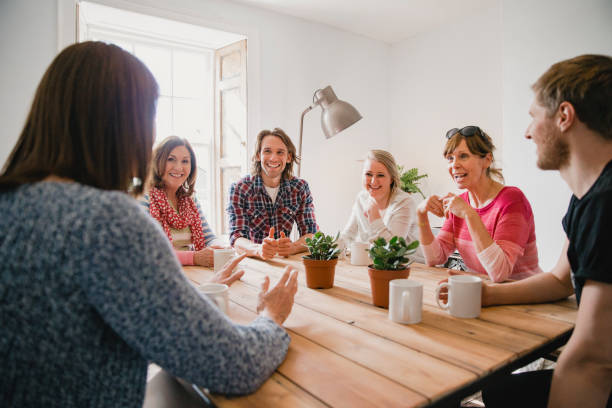 omawianie planu na dzień - friendship cafe social gathering talking zdjęcia i obrazy z banku zdjęć