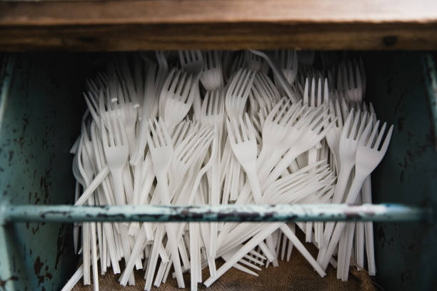 cajón de tenedores de plástico - plastic knife fotografías e imágenes de stock