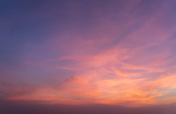 abstrakte natur hintergrund. dramatischer blauer himmel mit orangefarbenen sonnenuntergangswolken in der dämmerung. - sonnenuntergang stock-fotos und bilder
