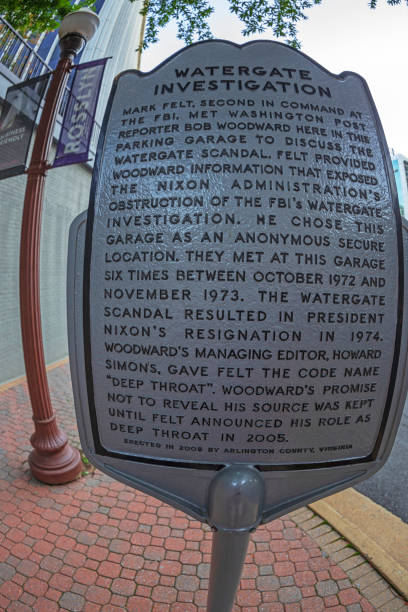 remember plaque about watergate investigation, rosslyn, usa - richard nixon imagens e fotografias de stock