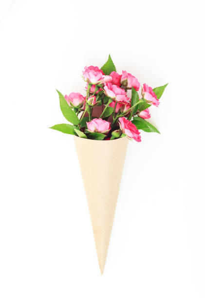 bouquet di rose in confezione vintage. - cream horn foto e immagini stock
