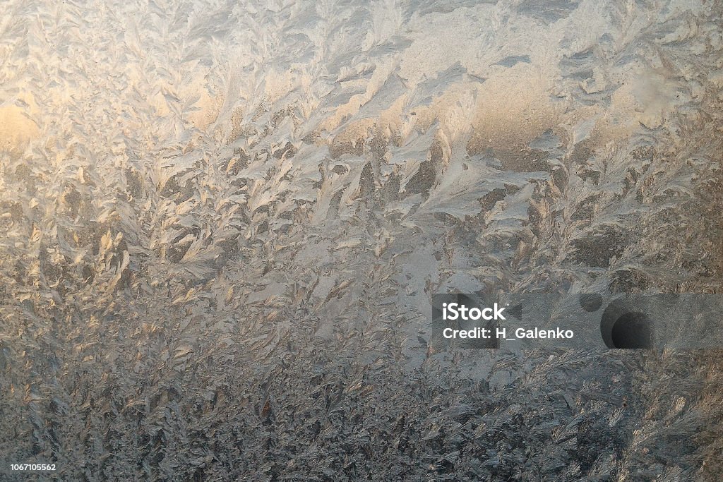 Motivo di ghiaccio invernale su vetro della finestra. - Foto stock royalty-free di Acqua