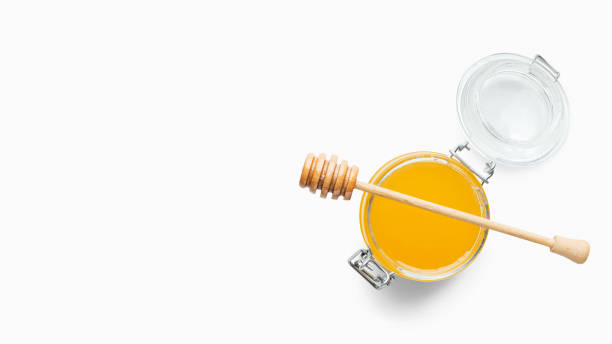 tarro lleno de miel fresca aislado en blanco - spoon honey cute jar fotografías e imágenes de stock